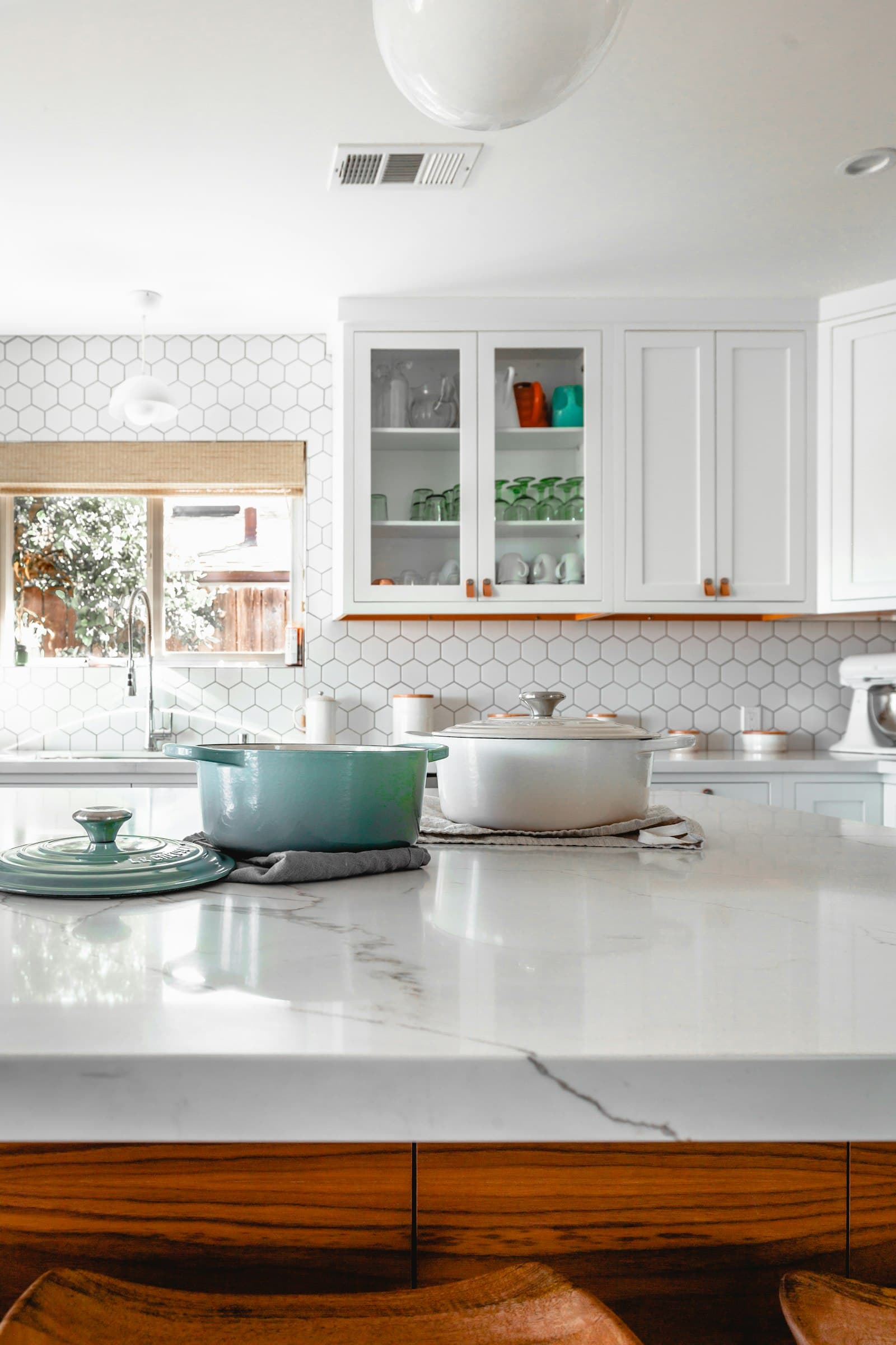 Cocina reformada con acabados claros